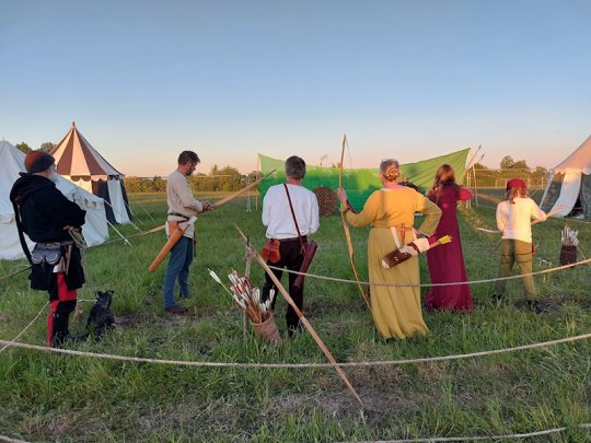 Iwaz deltager i bueskydningskonkurrence på historisk marked